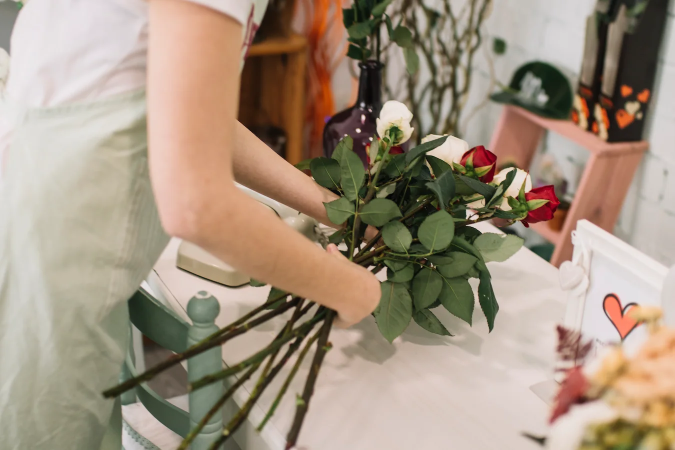 Manos preparando un ramo en Amor en Flor